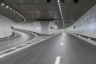 Dépoussiérage et entretien sont à l'ordre du jour de l'OFROU dans le tunnel de l'A9 à Viège